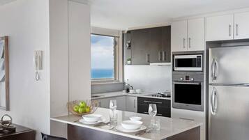 Penthouse, 2 Bedrooms (Sub Penthouse) | 1 bilik tidur, dihias secara berasingan