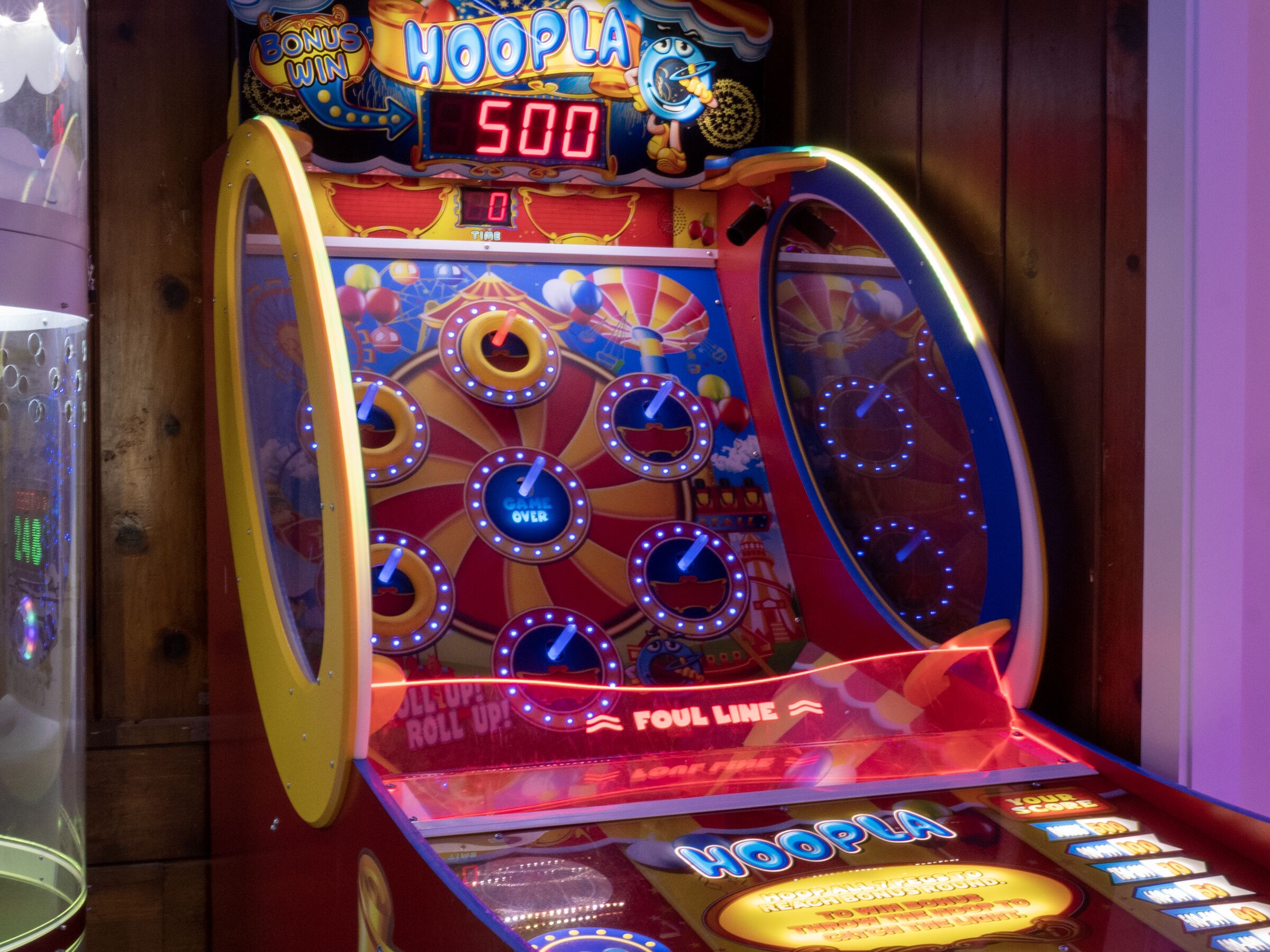 Una máquina de pinball con un marcador de puntaje de 500 y un letrero que dice 'FOUL LINE'.