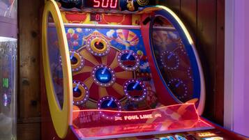 Una máquina de pinball con un marcador de puntaje de 500 y un letrero que dice 'FOUL LINE'.