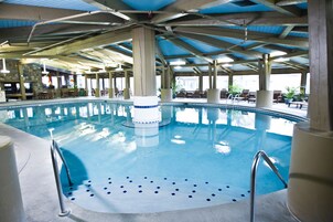 室内游泳池，季节性开放的室外游泳池，07:00 至 22:00 开放, 池畔遮阳伞, 日光浴躺椅