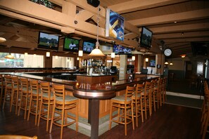 2 bars/lounges, poolside bar