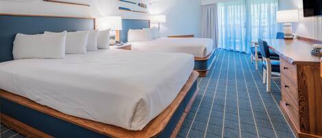 Una habitación de hotel con una cama grande, un escritorio y un televisor.