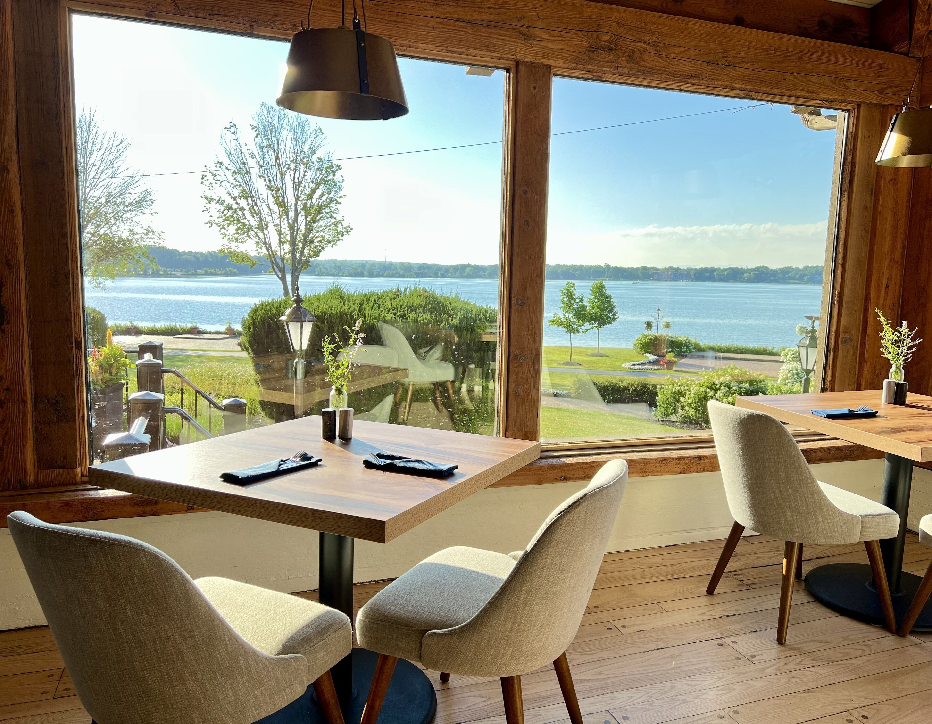 2 restaurants, breakfast, lunch, dinner served; american cuisine