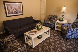 Suite 1 King with Sofabed Lakewood