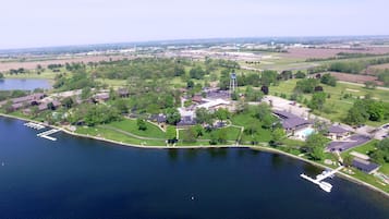 Luchtbeeld van een woongebied aan een meer, met woningen, een jachthaven en een golfbaan.