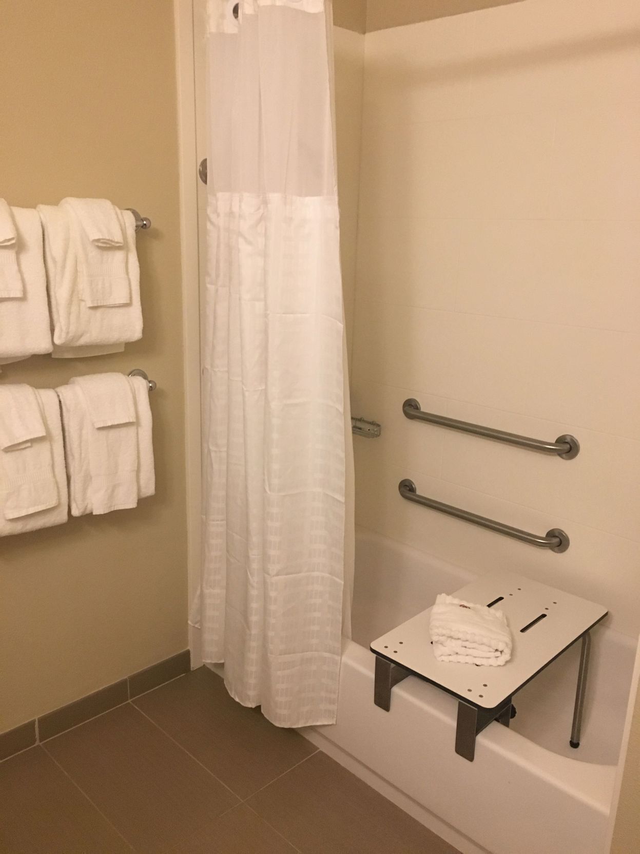 Badkamer | Een bad/douchecombinatie, een regendouche, gratis toiletartikelen