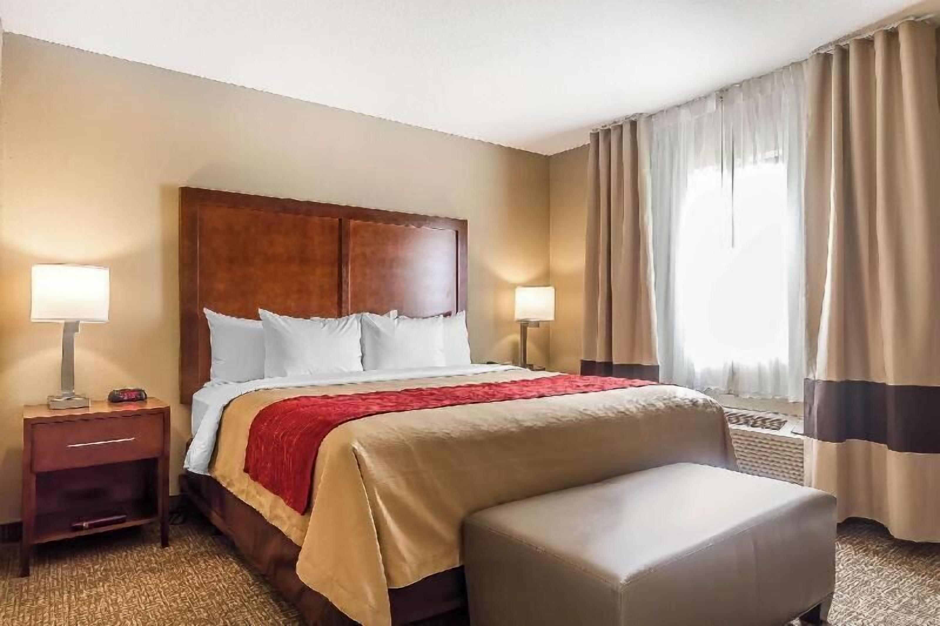 Luxe beddengoed, een bureau, een laptopwerkplek