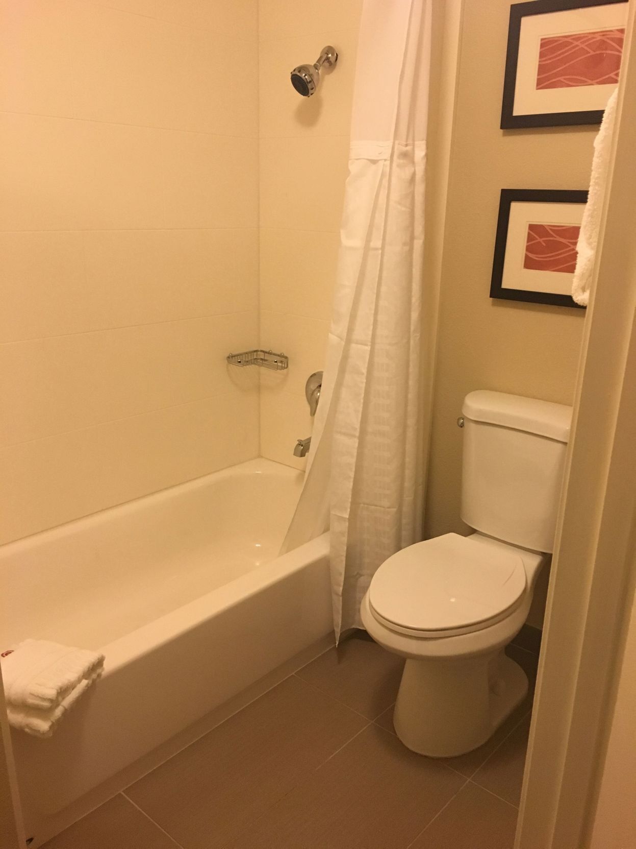 Badkamer | Een bad/douchecombinatie, een regendouche, gratis toiletartikelen