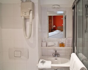 Combined shower/bathtub, deep-soaking bathtub, free toiletries