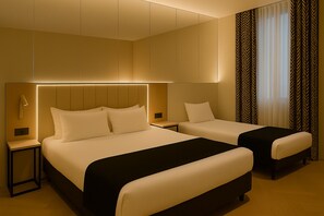 Sengetøy av topp kvalitet, minibar, safe på rommet og skrivebord