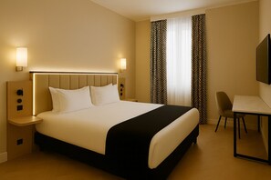 Suite junior | Ropa de cama de alta calidad, minibar, caja fuerte y escritorio