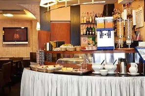 Café da manhã com buffet todos os dias (EUR 16 por pessoa) 