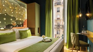 Une chambre d’hôtel avec un lit, une chaise, une table avec des verres et une vue sur un immeuble par la fenêtre.