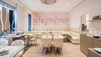 Petit déjeuner (22 EUR par personne)