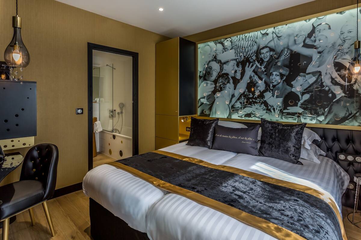 Une chambre à coucher moderne avec un grand lit, un bureau et une chaise.