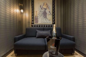 In-room safe, soundproofing, iron/ironing board, free WiFi