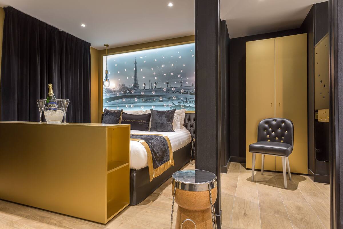 Une chambre moderne avec un lit, un bureau, une chaise et une batterie de percussion.