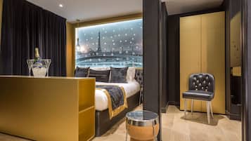 Suite | In-room safe, soundproofing, iron/ironing board, free WiFi
