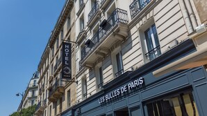 A hotel facade with a sign reading "HOTEL" and "LES BULLES DE PARIS".