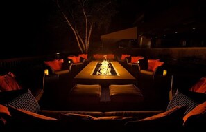 2 bars/lounges, poolside bar