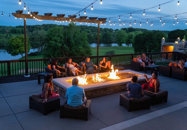 2 bars/lounges, poolside bar