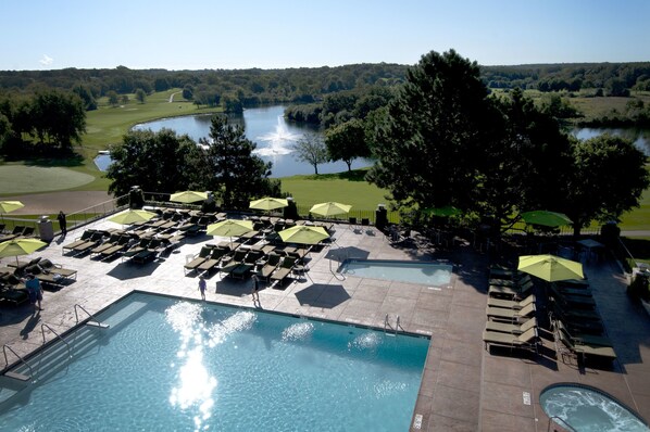 Piscine intérieure, piscine extérieure, parasols, chaises longues