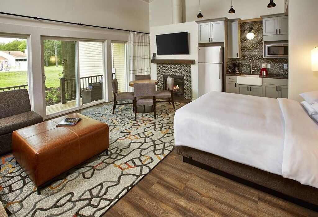 2 bars/lounges, poolside bar