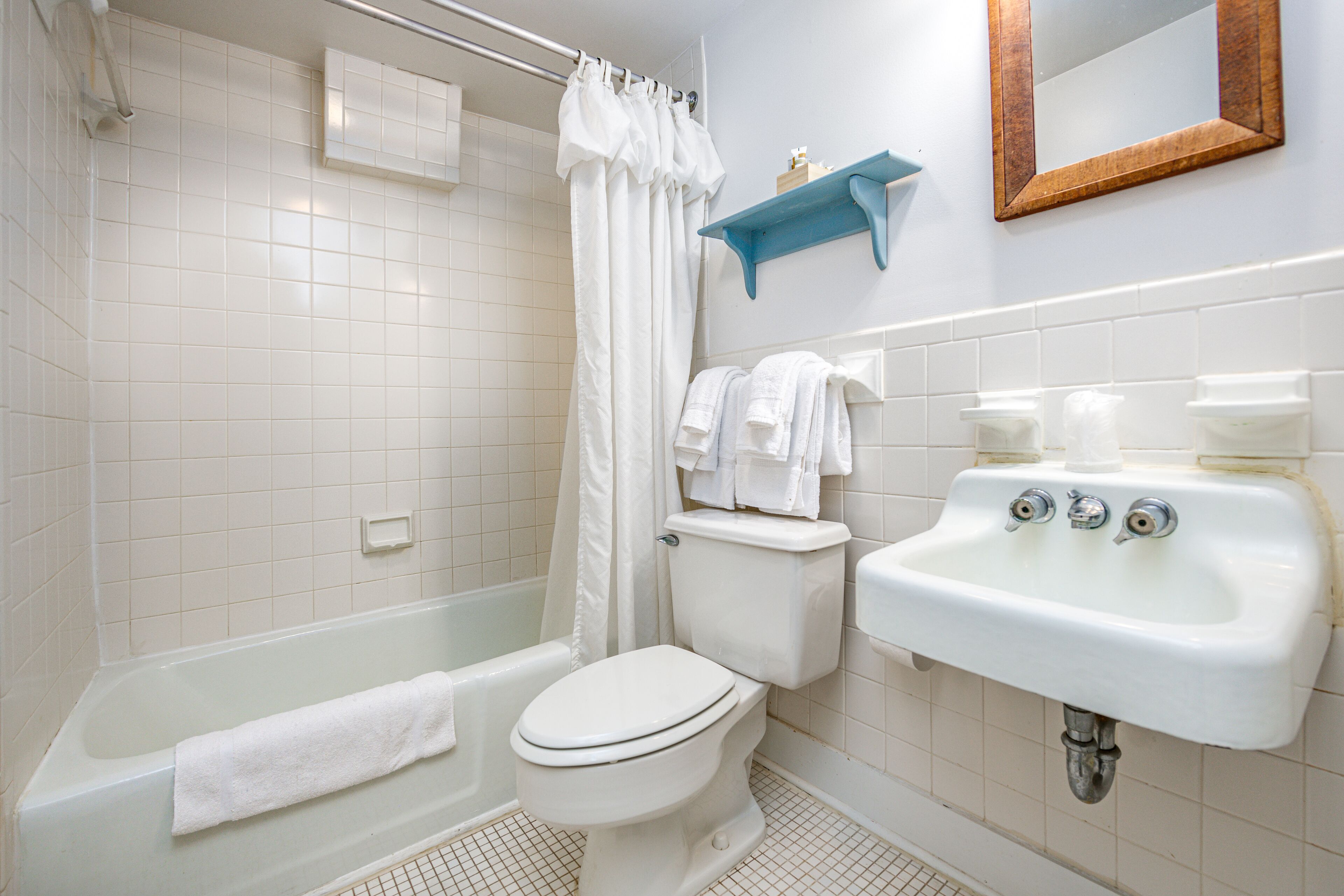 standard room, 1 queen bed | bathroom | free toiletries, hair dryer, towels