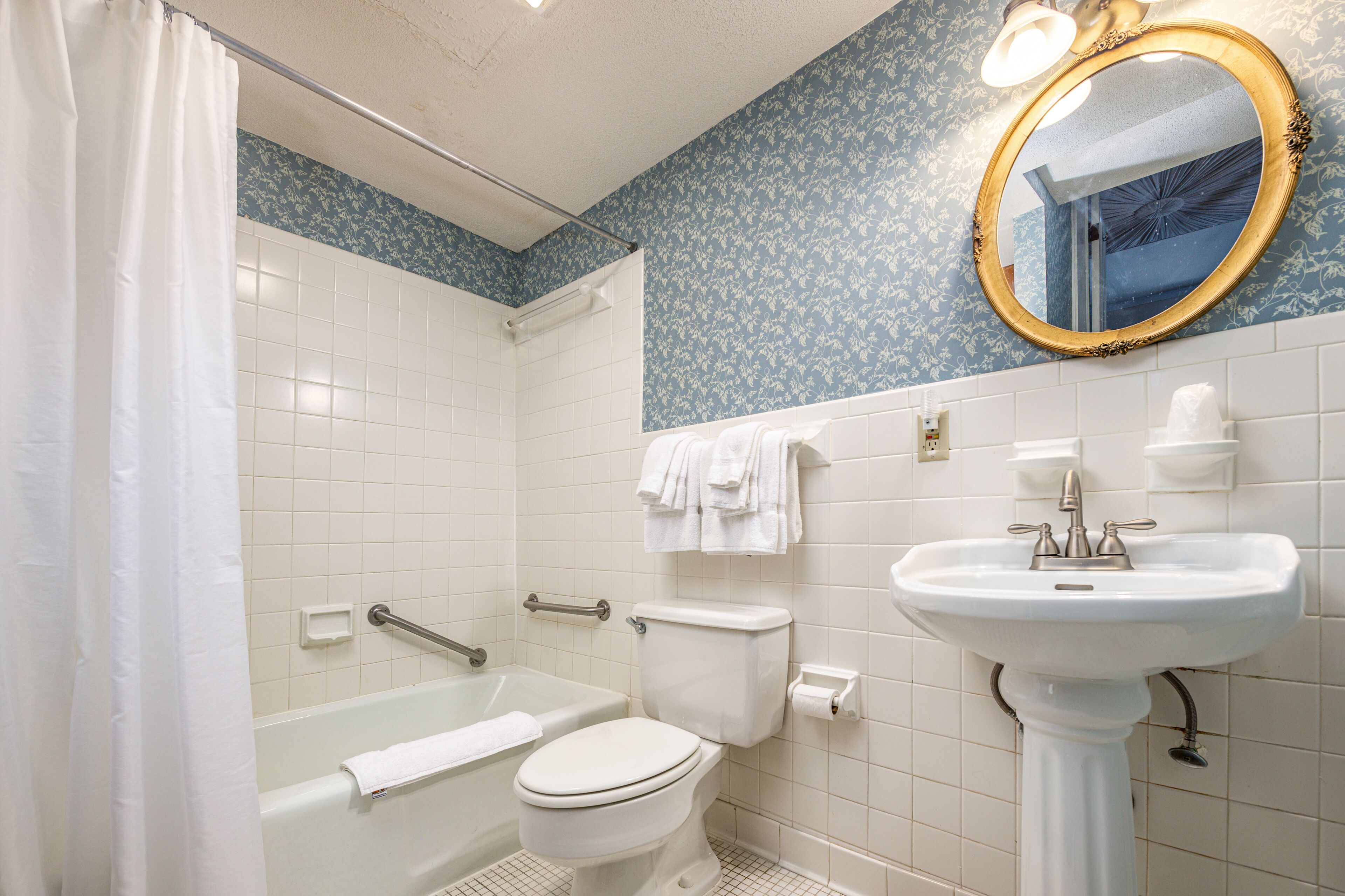 standard room, 1 double bed | bathroom | free toiletries, hair dryer, towels