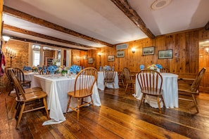 Un comedor con paredes de madera y mesas dispuestas para una comida.
