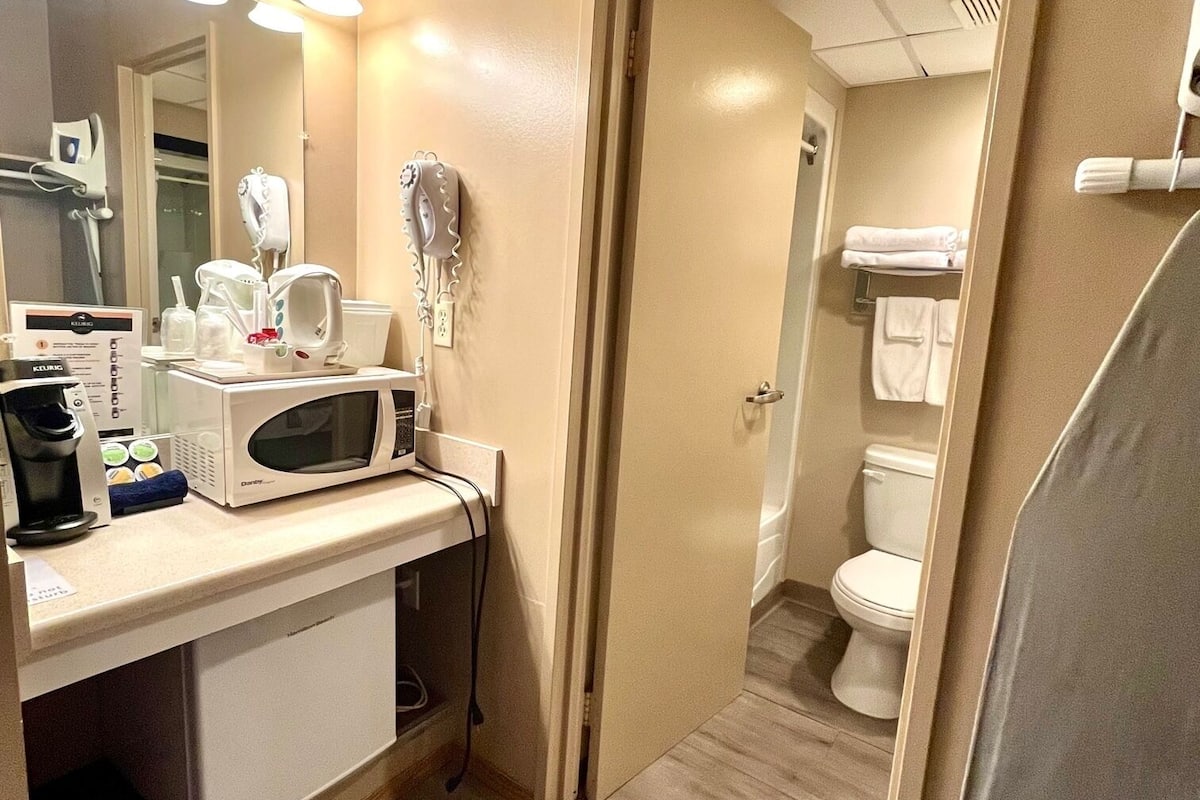 business room, 1 king bed | desk, laptop workspace, blackout curtains, soundproofing