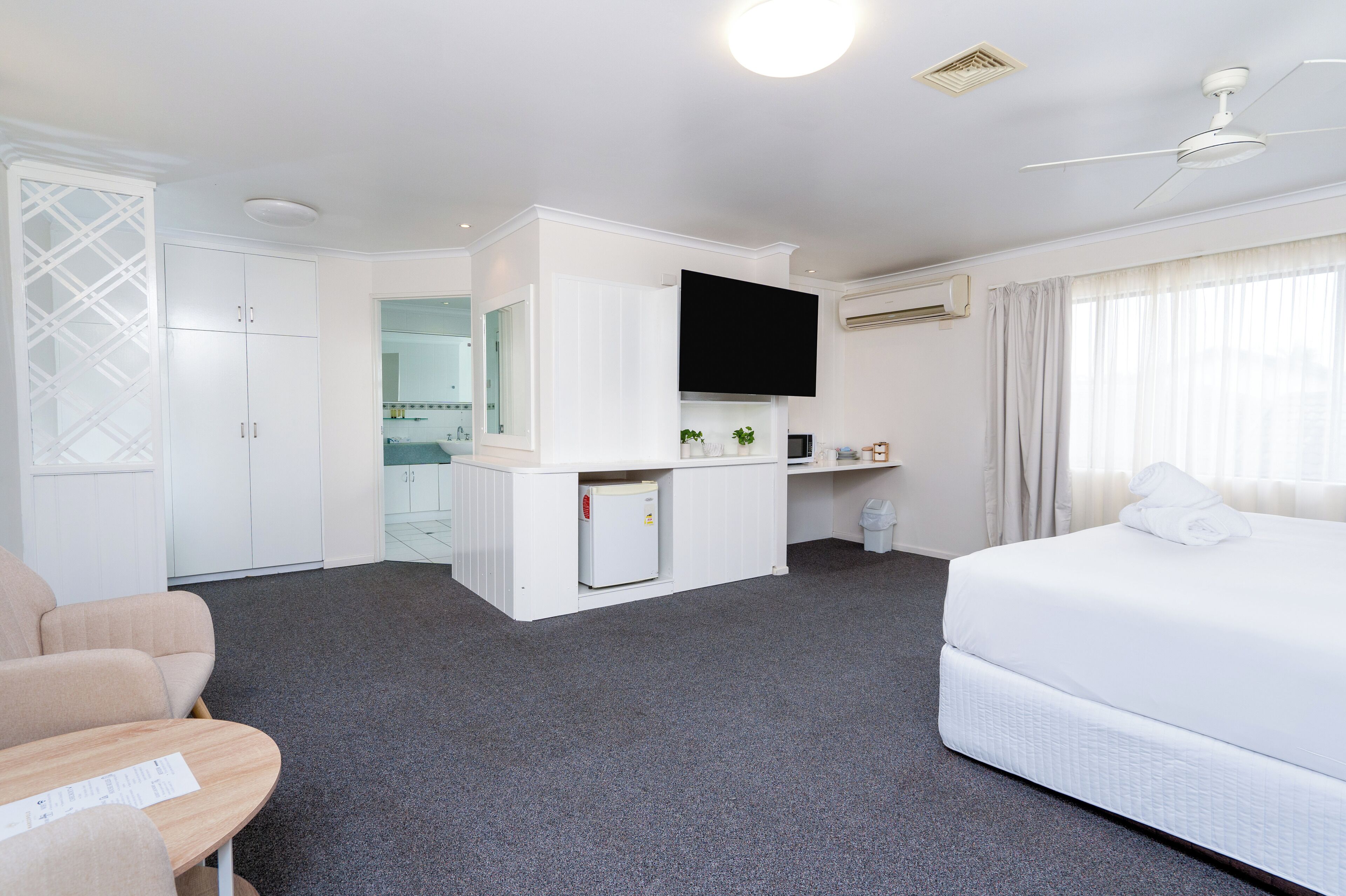 deluxe spa room | desk, laptop workspace, iron/ironing board, free wifi