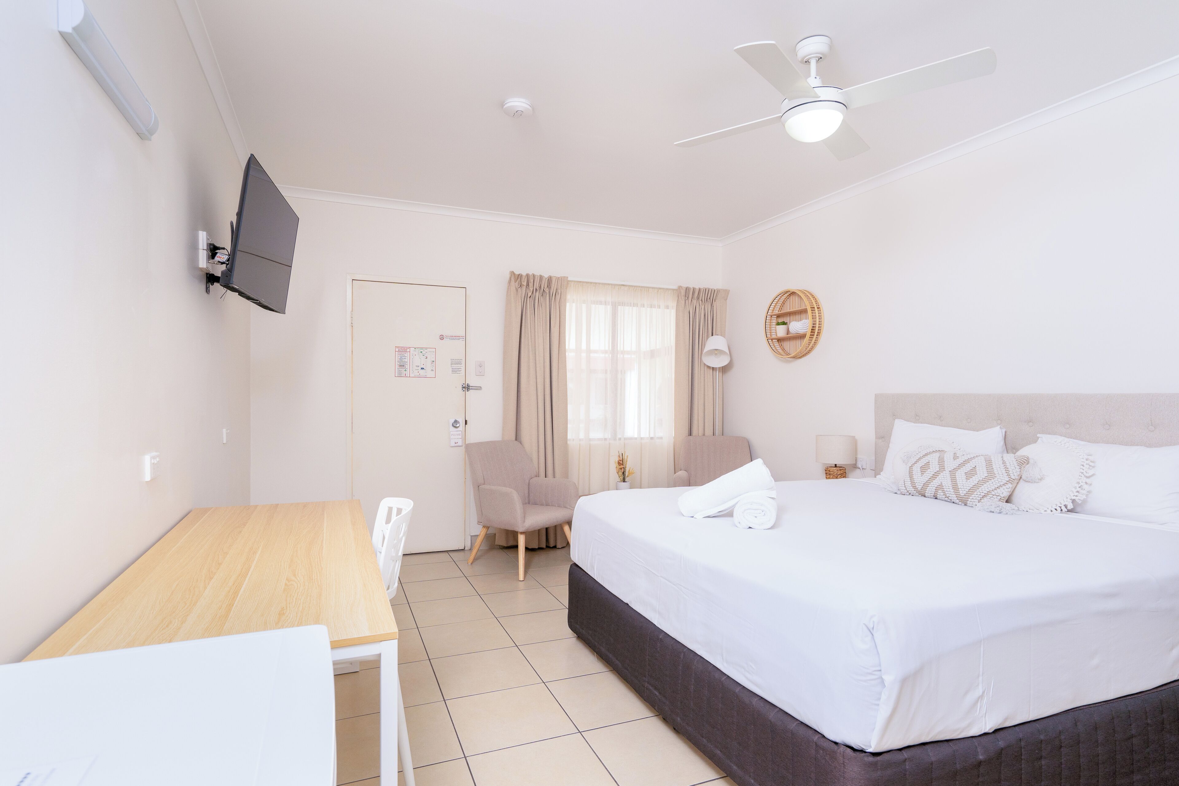 deluxe king room | desk, laptop workspace, iron/ironing board, free wifi