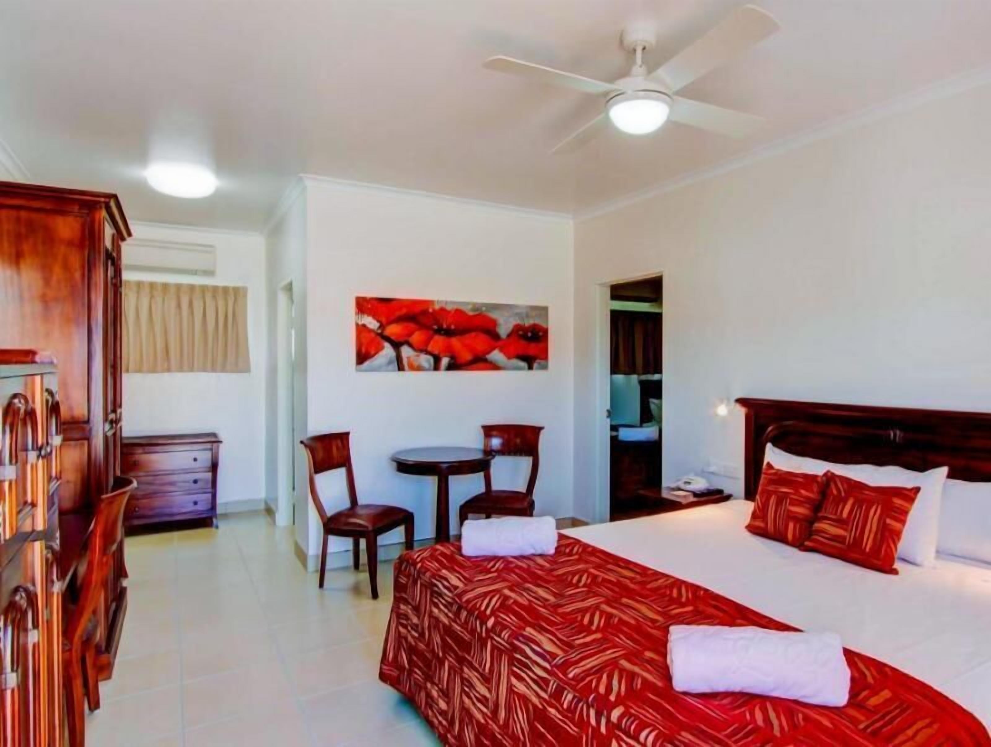 Desk, laptop workspace, iron/ironing board, free WiFi