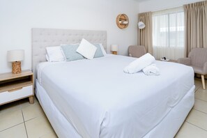 標準客房, 1 張特大雙人床 | 書桌、手提電腦工作空間、熨斗/熨衫板、免費 Wi-Fi