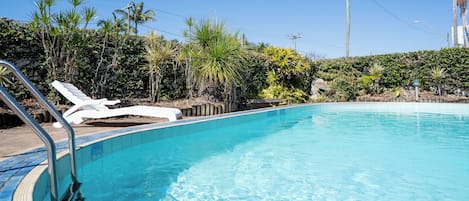 Piscine extérieure, chaises longues