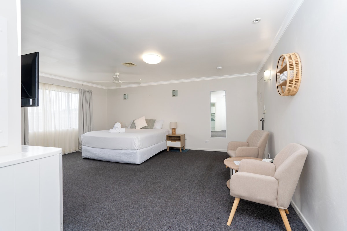 deluxe spa room | desk, laptop workspace, iron/ironing board, free wifi