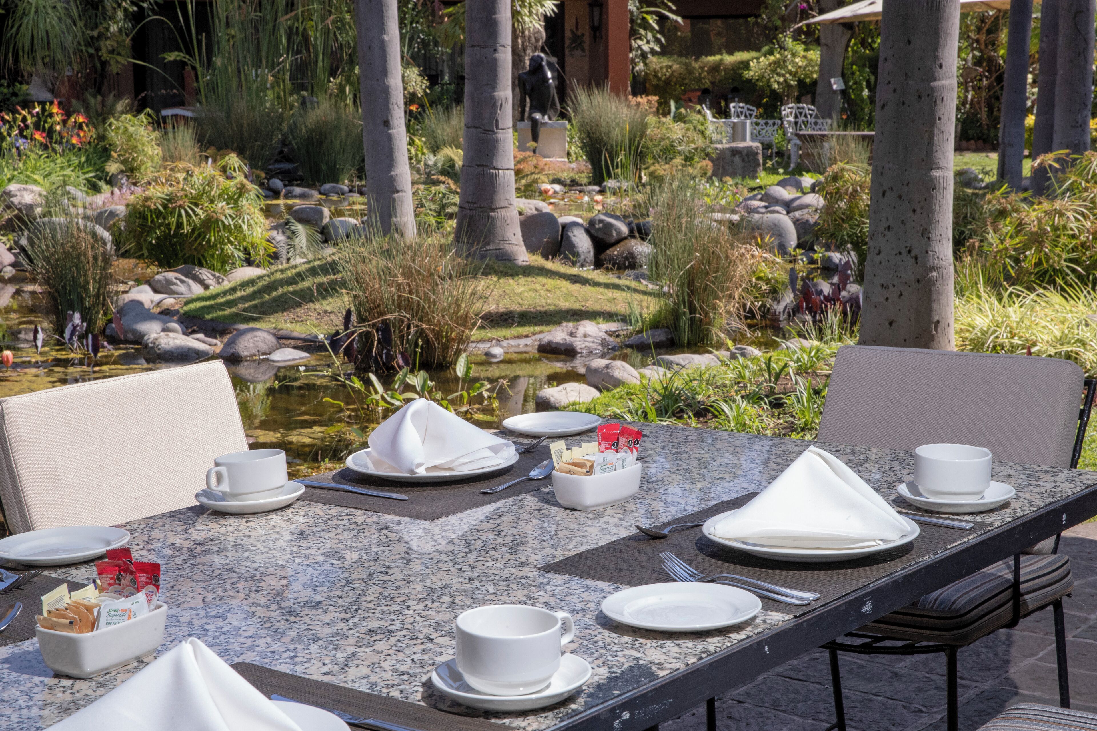 供應早餐、午餐、晚餐；墨西哥菜；園景