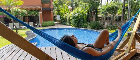 3 albercas al aire libre, sombrillas en la alberca y camastros