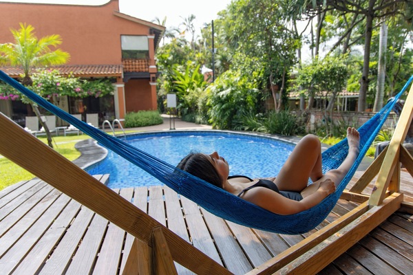 3 albercas al aire libre y camastros