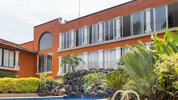 3 outdoor pools, pool umbrellas, sun loungers