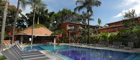 3 piscinas externas, guarda-sóis, espreguiçadeiras