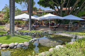 Petit déjeuner, déjeuner et dîner servis sur place, vue sur le jardin