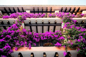 Quarto superior, 2 camas de casal | Terraço/pátio