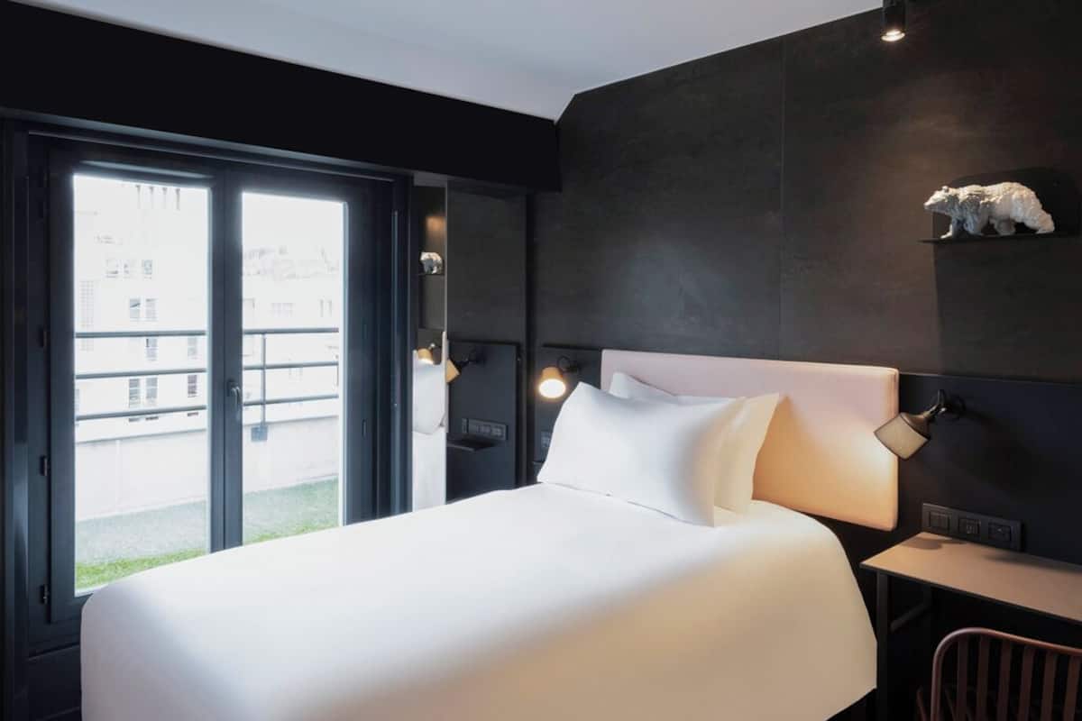 Tribe Essential Single Room | Premium bedding, in-room safe, desk, laptop workspace