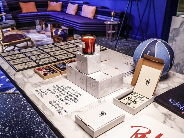 ทีวีจอแบน 49 นิ้ว พร้อมช่องดาวเทียม, ทีวี, บริการสตรีมมิ่ง