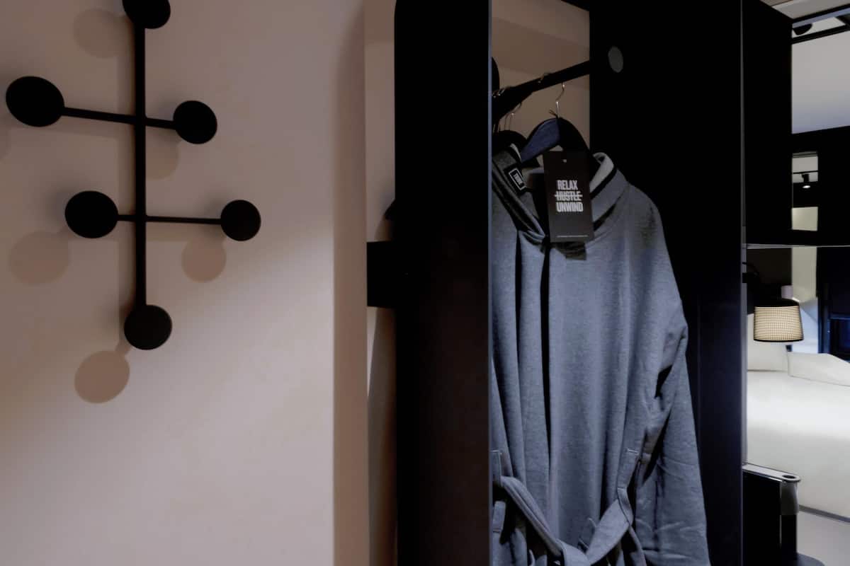 Ropa de cama de alta calidad y caja de seguridad en la habitación