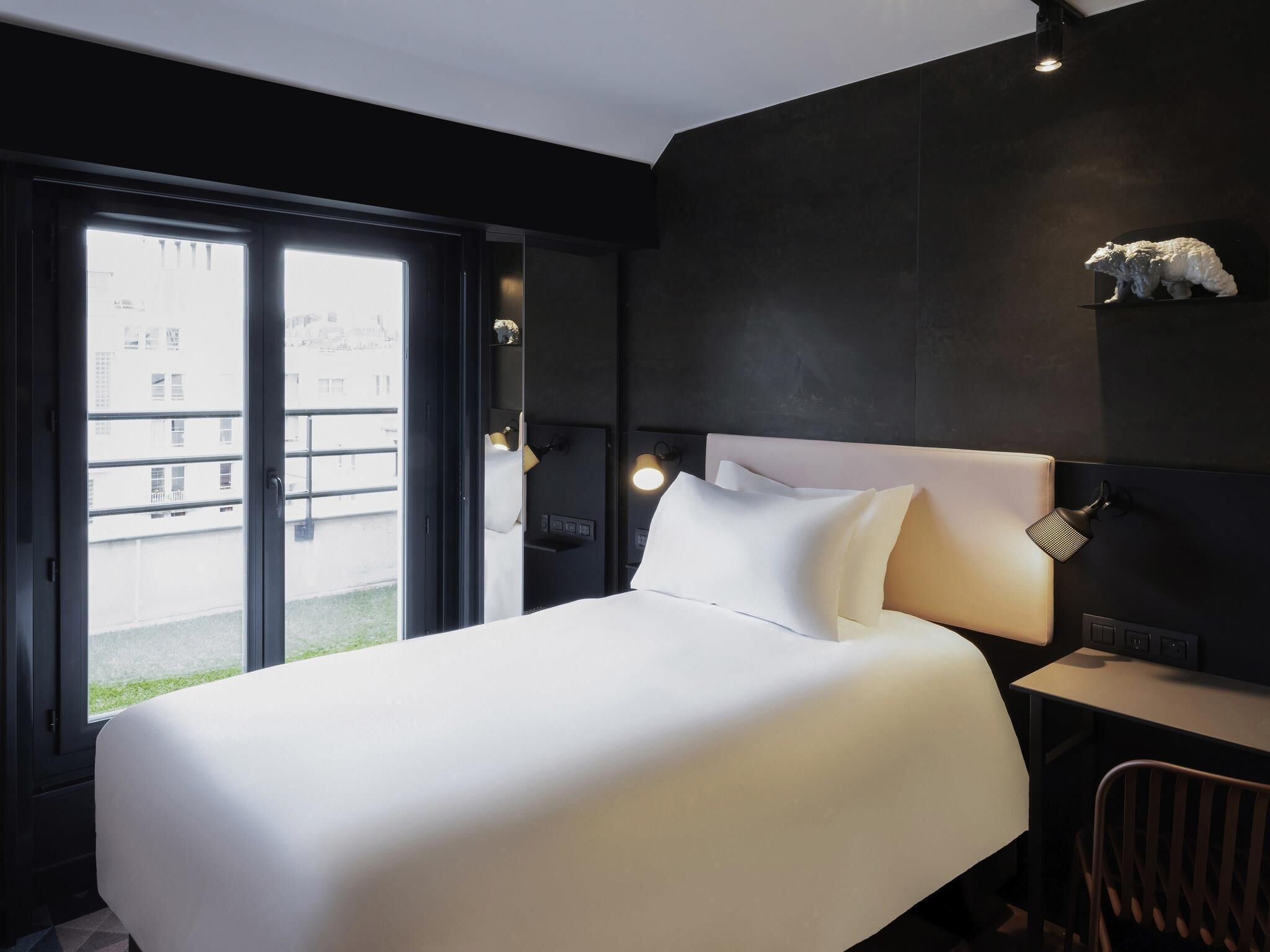 Tribe Essential Single Room | Premium bedding, in-room safe, desk, laptop workspace