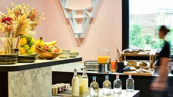 Café da manhã com buffet todos os dias mediante uma taxa