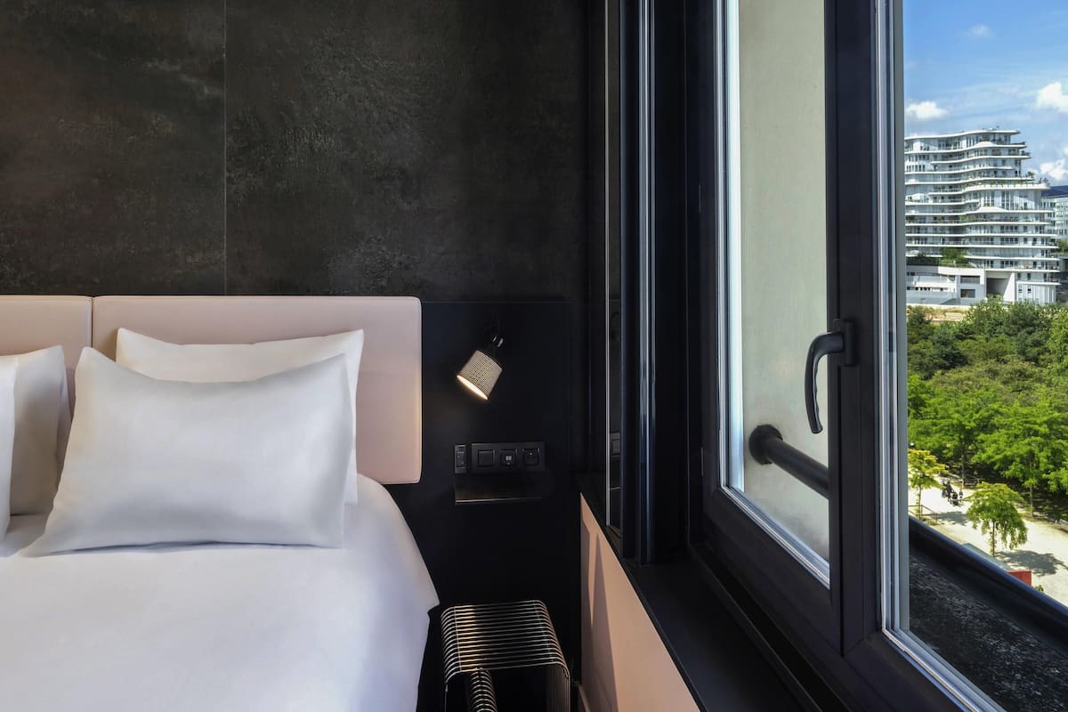 Chambre Confort, 1 lit double, vue jardin | Literie de qualité supérieure, coffres-forts dans les chambres, bureau